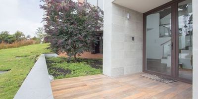 Excelente casa en Encillos, con una espectacular vista. gimnasio, cancha de tenis, squash, fútbol y voleibol. ciento treinta y un metros de terraza y cien de parqueadero privado