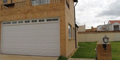 Condominio con cancha de tenis en polvo de ladrillo, parque de niños, salón comunal equipado para treinta personas. Parqueadero dentro del condominio de los d residentes con capacidad para diez carro,s