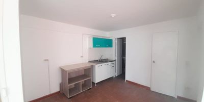 Apartamento en arriendo en Medellín, ubicado en el reconocido barrio Laureles. Este inmueble de 40 m² se encuentra en el primer piso y cuenta con 1 habitación y 1 baño con ducha. Dispone de una práctica cocineta y zona de lavado. Ofrece vigilancia para su tranquilidad. Ideal para quien busca un apartamento funcional en Laureles, estrato 5. El canon de arriendo es de $1.700.000. Si desea conocer este apartamento en Medellín, puede contactarnos a través de WhatsApp, quiero que me contacten o ver teléfonos.
