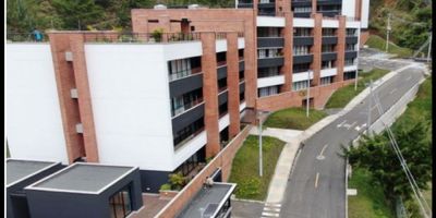 Ubicado en el exclusivo y tranquilo municipio de El Retiro, en Antioquia, se encuentra este hermoso apartaestudio en arriendo con una área privada de 50 M2, ofrece un cómodo y moderno espacio para vivir en soledad o en pareja. Ideal para aquellos que buscan privacidad y tranquilidad en un ambiente rodeado de naturaleza y aire puro.

En su interior, cuenta con una amplia alcoba que brinda calidez y comodidad, un baño completo con acabados de alta calidad y un garaje privado interno para proteger tu vehículo. Además, está equipado con todas las comodidades que necesitas en tu día a día, como admisión a mascotas, agua potable, balcón con vista a verde, una moderna barra estilo americano, gas domiciliario y zona de lavandería.

En cuanto a sus características externas, este apartaestudio se encuentra en una urbanización cerrada con acceso pavimentado y estricta vigilancia las 24 horas. También cuenta con una amplia área social donde podrás relajarte o compartir con familiares y amigos, ascensor para mayor comodidad, gimnasio para mantener un estilo de vida saludable, parqueadero para visitantes y una hermosa zona infantil rodeada de zonas verdes y naturaleza. Si eres amante de las reuniones al aire libre, podrás disfrutar de una deliciosa barbacoa o parrillada, y realizar fogatas  en la terraza del edificio.

 

 ¡Contáctanos para más información y agendar una visita! 
