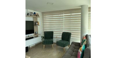 ¡No dejes pasar la oportunidad de adquirir esta hermosa casa en la vibrante ciudad de Bogotá D.C.! Esta propiedad cuenta con una ubicación privilegiada en el departamento de Cundinamarca, con fácil acceso a las principales vías y atractivos turísticos de la capital colombiana.

Con un área construida de 153 M2, esta casa es ideal para familias numerosas que buscan espacio y comodidad en su hogar. Cuenta con 5 alcobas, perfectas para ubicar a cada miembro de la familia, y 3 baños para mayor privacidad y comodidad en el día a día. Además, ofrece 1 garaje para su vehículo o para recibir a visitas.

Una de las mejores características de esta propiedad es que admite mascotas, para que no tengas que dejar a tu amigo peludo atrás al mudarte. Además, viene equipada con armarios empotrados, clósets y una cocina integral, ideales para mantener todo en orden y organizado. También cuenta con gas domiciliario y una zona de lavandería, para facilitar tus tareas del hogar.

Por si fuera poco, su ubicación en un acceso pavimentado garantiza la comodidad y seguridad al llegar y salir de la propiedad. También dispone de una cochera/garaje para mayor protección de tu vehículo. Y si te gusta disfrutar de la naturaleza, encontrarás varios parques cercanos para salir a dar un paseo o hacer ejercicio.

Otro beneficio de vivir en esta casa es la cercanía del transporte público, lo que te permitirá desplazarte fácilmente por la ciudad. Olvídate del tráfico y las largas caminatas para llegar a tu destino.

No esperes más y contáctanos para agendar una visita a esta increíble casa en Bogotá D.C. ¡Te aseguramos que no te arrepentirás de invertir en esta propiedad! ¡Haz tu sueño de tener un hogar propio en la capital colombiana una realidad!
