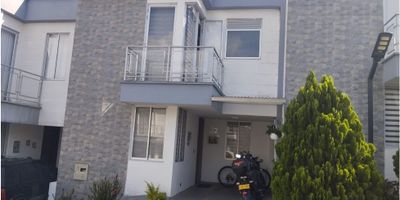 Vendo amplia, ilumida y acogedora casa, sector Av. Centenario

Descripción:

En el primer piso consta:

Sala-comedor

Estudio

Baño social

Cocina integral abierta

Patio de ropas.

parqueadero.

Segundo piso consta:

3 habitaciones, 2 habitaciones con baño. Dos de las habitaciones con balcón y vista a la cordillera.

El condominio cuenta con vigilancia 24/7, cancha de baloncesto, salón social, zona Bbq, juegos infantiles, parqueadero para visitantes.

Contactame 

304-4208966
