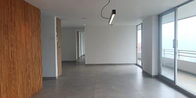 Apartamento en arriendo en unidad cerrada ubicada en un sector residencial, con fácil acceso y salida a vías principales, rutas de transporte público, cerca a centros comerciales, universidades, supermercados, hoteles, restaurantes y gran variedad de servicios complementarios de la zona. Cuenta con piso en porcelanato, puerta de seguridad, sala y comedor independientes, 2 alcobas con vestier y baño en la principal, baño social, cocina integral abierta tipo americano, cuarto útil, zona de ropas, terraza y parqueaderos independientes cubiertos. Conjunto cerrado con ascensor y zonas sociales completas que incluyen piscina, gimnasio, salón social, turco, parques infantiles, zonas verdes, vigilancia y portería 24 horas, citofonía y circuito cerrado de tv.Inmuebles sujetos a verificación de disponibilidad