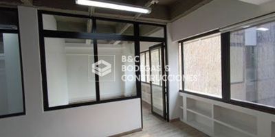 Este espacioso local de 659 metros cuadrados ofrece una oportunidad ideal para establecer o expandir su negocio en una zona estratégica y de alto tránsito. Cuenta con una ubicación privilegiada, con fácil acceso a importantes rutas de buses, lo que garantiza una excelente conectividad para clientes y colaboradores.

El espacio está distribuido de manera funcional, ideal para múltiples usos comerciales, y cuenta con una zona de baños habilitada, lo que aporta comodidad y funcionalidad. Además, se encuentra en un entorno dinámico, cercano a una variada oferta de restaurantes y servicios, lo que lo convierte en un punto ideal tanto para el público como para el personal.