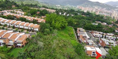 COD 7404 Lote en Envigado Callejas, Loma el esmeraldal, consta de 6mil metros, excelente ubicación, cerca a urbanizaciones, supermercados, parques, colegios, sobre vía secundaria y cerca al mall terrazina, perfecto para construir.