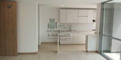 ¡Encuentra tu nuevo hogar en el corazón de Medellín! 
Ubicado en el exclusivo barrio Suramericana, a pasos de colegios, centros comerciales y transporte público, te ofrecemos este espacioso apartamento de 80m2 con todas las comodidades.
Disfruta de amplias zonas comunes con jardines y canchas deportivas. Dentro del apartamento contarás con 2 amplias alcobas con closet, 2 baños completos, sala-comedor integrada y una cocina integral totalmente equipada. 
Como plus, tiene un cómodo cuarto útil y parqueadero propio cubierto, ideal para guardar tu vehículo de forma segura.
Vive en una de las zonas más exclusivas y seguras de la ciudad, en un entorno residencial tranquilo pero a solo minutos del centro y toda la vibrante vida nocturna y cultural que ofrece Medellín. 
¡Aquí tendrás todo lo que necesitas a tu alcance! Colegios, universidades, centros comerciales, restaurantes, cafés y transporte público están a pocos pasos de tu nuevo hogar.