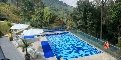 ❤️ Venta de Casa Campestre en La Florida ¡Tu Hogar de Ensueño te Espera!

¿Estás buscando la casa de tus sueños? ¡No busques más! Esta hermosa casa campestre en La Florida está disponible para venta, ofreciéndote el espacio perfecto para crear recuerdos inolvidables con tu familia.

Características clave:


 Área Privada: 107 M2
 Habitaciones: 3
 Baños: 2
 Garaje: 2
 Estrato: 4


Esta espectacular casa de dos niveles cuenta con:


 Amplias habitaciones, incluyendo un vestier en la habitación principal.
 Dos baños completos para tu comodidad.
 Sala comedor acogedora y luminosa.
 Cocina integral equipada para preparar tus platos favoritos.
 Terraza privada para disfrutar del aire libre.
 Patio de ropas para mayor conveniencia.
 Garaje para dos vehículos.


Además, el conjunto cerrado ofrece:


 Piscina para refrescarte en los días soleados.
 Canchas de baloncesto, fútbol y tenis para disfrutar del deporte.
 Gimnasio para mantener un estilo de vida activo.
 Vigilancia y portería 24 horas para tu seguridad y tranquilidad.


Con una ubicación privilegiada en una zona segura y con fácil acceso al transporte público, esta casa es la elección perfecta para aquellos que buscan vivir en un entorno tranquilo y lleno de comodidades.

¡No dejes pasar esta oportunidad de comprar tu propio paraíso en La Florida! 



Contáctanos ahora mismo para más información y para agendar una visita. ¡Estamos aquí para ayudarte a encontrar tu nuevo hogar!
