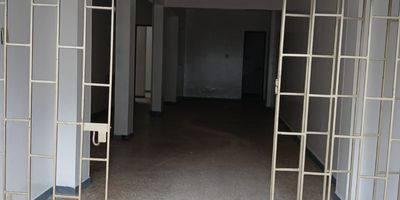 Se arrienda local comercial en Bogotá, Cundinamarca, ubicado en el barrio La Esperanza. Este espacio de 39 m² de área construida y 35 m² de área privada cuenta con un diseño de área libre, ideal para diversos negocios. El inmueble, con 25 años de antigüedad y estrato 3, se localiza estratégicamente en la CLL 66, ofreciendo buena visibilidad y fácil acceso. El canon de arriendo es de $2.500.000. Una excelente oportunidad para establecer o expandir su empresa en Bogotá. Para más detalles sobre este local en arriendo, contáctenos a través de whatsapp, quiero que me contacten o ver teléfonos.