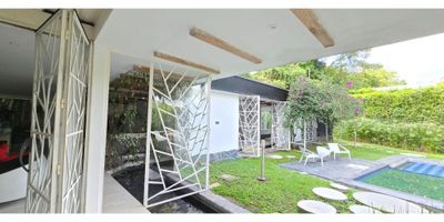 Se vende amplia, comoda, iluminada, y aireada casa campestre de un solo nivel totalmente amoblada, cuenta con 3 alcobas con su respectivo baño y vestier, sala, mueble de comedor, sala de television, amplia cocina, zona de ropas, piscina, solarium, sauna, mesa de billar parqueadero cubierto para 3 carros.

su ubicacion es estrategica debido a que estas tan solo a 5 minutos del club campestre de la ciudad, 7 minutos del aeropuerto Internacional El Eden, a 2 miutos de La Tebaida, cerca a mall de comidas, supermercados, restaurantes, parques, entre otros sitios de interes.

Conjunto con seguridad privada 24/7
