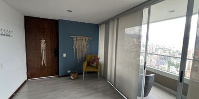 Codigo 27612. ? Apartamento en arriendo ubicado en El Poblado sector Las Palmas ? Características del Inmueble:• 2 Habitaciones (principal con vestier y baño privado)• 2 Baños• Estar de alcobas• Cocina abierta integral (cubierta a gas y campana)• Mesón en Quarztone• Zona de ropas• Balcón• Parqueadero sencillo• Cuarto útil• Servicios públicos• Área: 80 m²• Piso alto – iluminación natural• Estado: Usado en excelente estado? Descripción:Ubicado en el exclusivo sector de Las Palmas, este apartamento ofrece comodidad, diseño contemporáneo y zonas comunes de alto nivel. Los acabados modernos y sus espacios funcionales lo convierten en la opción ideal para quienes buscan calidad de vida, seguridad y ubicación estratégica.? Entorno y Ubicación:• A pocos minutos de Las Palmas, Centro Comercial San Diego y Vía La Inferior• Excelente conectividad y acceso rápido al centro y oriente de la ciudad• Zona residencial tranquila, de alta valorización? Zonas Comunes:• Portería 24 Horas• Parque infantil• Gimnasio• Salón social• Piscinas para adultos y niños• Sauna y turco• Zona de mascotas• Parqueadero de visitantes? Nota:• Canon mensual: $4.500.000