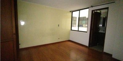 ¡Apartamento en Venta en Versalles, Manizales! ?✨

Vive en una de las zonas más tradicionales y tranquilas de la ciudad con este cómodo apartamento, ideal para familias que buscan espacio, ubicación y funcionalidad.

Comodidad y Distribución:
Cuenta con 3 alcobas con clósets, siendo la principal con baño privado, además de un baño social para mayor comodidad. Su sala comedor es amplia y acogedora, perfecta para compartir en familia.

La cocina semi integral se conecta con una práctica zona de ropas. El apartamento está en el tercer piso y tiene un diseño funcional con piso en madera, doble ventana, gas domiciliario y calentador.

Parqueadero y Servicios:
Incluye garaje privado y se encuentra en un edificio con ascensor, portería y recepción, brindando mayor seguridad y tranquilidad.

Ubicación Estratégica:
Situado sobre vía principal en Versalles, cerca de centros comerciales, colegios, universidades, parques y centro médico. Todo lo que necesitas, a pocos pasos.

¡No pierdas la oportunidad de vivir en un sector privilegiado de Manizales! Contáctanos para conocer más y agendar tu visita.


