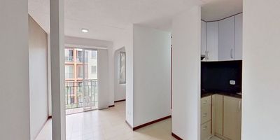 Apartamento en venta de 60m2, con vista interior, ubicado en un 4to piso, acceso por escaleras, parqueadero propio cubierto. Consta de 3 habitaciones, 2 baños, sala comedor, cocina integral, balcón y zona de lavandería. Tiene piso laminado en habitaciones y zona social y cerámico en baños y cocina. El conjunto cuenta con zonas verdes, zona para niños, salón social, piscina y vigilancia privada las 24 horas. Cerca de almacenes de cadena como D1, Ara y Makro; cerca del colegio Los Almendros; cerca a paraderos del MIO; Vías de acceso por la calle 42 y cra 85e.