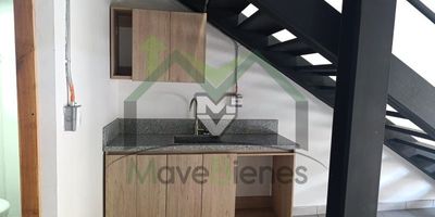 Local comercial con una área de 91 mts aproximadamente&nbsp;Distribuidos así : 54 mts primer nivel y segundo nivel 27 mts cuadrados, cuenta con luz y gas y energía trifásica.Información 3234379859-3218679293