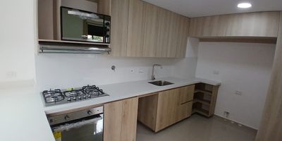 ¡Vive con estilo, amplitud y comodidad en este espectacular apartamento con terraza!
Se vende amplio y moderno apartamento de 132 m² + 30 m² de terraza privada, ubicado en un piso exclusivo con solo un apartamento por nivel, lo que garantiza mayor privacidad y tranquilidad.

El inmueble cuenta con 3 habitaciones con clóset, siendo la principal tipo suite con baño privado y vestier, 2 baños en total, salón comedor generoso en espacio, cocina integral completamente equipada, zona de ropas independiente, balcón, y una práctica biblioteca o estudio ideal para el teletrabajo o lectura.

Además, incluye doble parqueadero y está ubicado en un estrato 5, con piso en porcelanato, video portería para mayor seguridad, y una administración económica de solo $200.000. El valor del impuesto predial está por definir.
¡Una verdadera joya inmobiliaria que combina diseño, ubicación y comodidad