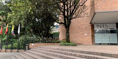 Presentamos una excelente oficina de 189 m² disponible para arriendo en un edificio empresarial tradicional y seguro, ubicado sobre la Carrera 9 en el exclusivo sector de El Nogal. El inmueble se encuentra frente al Gimnasio Moderno, con acceso privilegiado por la Cra. 11, Calle 72, Cra. 9 y muy cerca de la Cra. 7, en una zona rodeada de restaurantes, bancos y hoteles. El edificio, sede de importantes empresas, cuenta con 4 ascensores, planta eléctrica de suplencia total, baños exteriores, bicicletas y vigilancia 24/7. Ideal para compañías que buscan seguridad, visibilidad, comodidad y una ubicación estratégica en el corazón financiero de Bogotá.