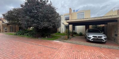 Codigo 18869. Se vende hermosa casa campestre en el exclusivo sector de Vivenza, Chía, con un área construida de 224 m² distribuidos en dos niveles. Al ingresar, encontrarás un hall de entrada que da paso a una amplia sala y comedor independientes, estudio ideal para el trabajo en casa, tres habitaciones confortables, tres baños, zona de lavandería independiente y cuarto con baño de servicio. Acabados con piso laminado que brindan calidez a los espacios. El conjunto ofrece terraza BBQ, gimnasio, cancha de tenis y vigilancia 24/7, en un entorno tranquilo y rodeado de naturaleza.