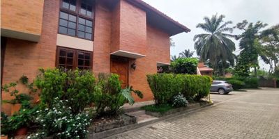 Se alquila casa de dos pisos en condominio La Viga, Pance. Con un área de 124.59 MT2 y una excelente ubicación en zona campestre.

El primer piso de este inmueble goza de Sala comedor amplia con acceso al jardín, baño social, cocina con gabinetes en madera, zona de oficios, cuarto útil con baño privado. El segundo piso consta de espacio para sala o estudio, balcón vista exterior, baño del alcobas y tres habitaciones todas con closet, principal con aire acondicionado, baño privado y Vestier, con iluminación natural y parqueadero propio. 

Esta propiedad se encuentra ubicada en el sector de Pance zona campestre, al Sur de la ciudad, de fácil acceso y de estrato 6, Condominio con portería, piscina para adultos y niños, parqueadero, excelente ambiente, excelente clima.

Características generales

El sector de Pance, uno de los sectores más exclusivos y de mayor valorización en Cali. Esta zona campestre se destaca por su entorno natural, cercanía al río Pance, reservas ecológicas y espacios para actividades al aire libre. Al mismo tiempo, ofrece gran conectividad gracias a su cercanía a vías principales como la Panamericana y la Avenida Cañasgordas.

En su entorno inmediato se encuentran reconocidas universidades (ICESI, Javeriana, San Buenaventura, Autónoma), colegios de alto nivel, centros comerciales (Holguines Trade Center, Unicentro, Jardín Plaza), clínicas, gimnasios y una amplia oferta gastronómica. Todo esto convierte a Pance en el lugar ideal para quienes buscan calidad de vida, exclusividad y tranquilidad en un mismo lugar.
