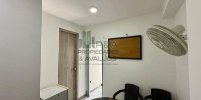 ¡Encuentra tu nuevo hogar en el corazón de Medellín! 
Ubicado en el exclusivo barrio Suramericana, a solo minutos de los mejores colegios, centros comerciales y transporte público, presentamos este hermoso local de 105m2.
Con 5 amplias habitaciones y 2 baños completos, este espacio tiene todo lo necesario para que disfrutes de una vida cómoda y tranquila junto a tu familia. Grandes ventanales aportan luz natural y ventilación, mientras que los acabados de alta calidad brindan elegancia y sofisticación.  
El valor del Canon es mas IVA
