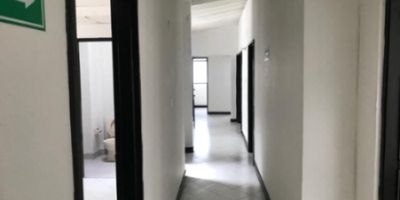 Arriendo local sobre la avenida las vegas con cercania a estacion del metro,  este local tiene un area de lote de 360 los cuales el primer nivel tiene 168mt2 al igual el segundo y una zona de parqueadero de 150 mt2, este inmueble cuenta con vitrina comercial, buenas rutas de acceso y de transporte publico con cercania a estacion del metro; con muy buen flujo de vehiculos y peatones.