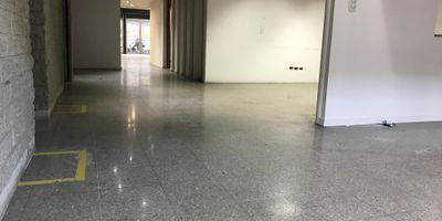 Arriendo local u oficinas en uno de los centros empresariales mas reconocidos en Medellin,  con muy excelente  ubicacion estrategica, la cual cuenta con rutas de acceso como la av guayabal, la autopista sur, la calle 10 entre otras, ademas cuenta con cercania a la estacion poblado del metro y rutas de transporte publico. Este edificio empresarial  CEOH cuenta con:
Bancos.
Administracion incluida en el canon.