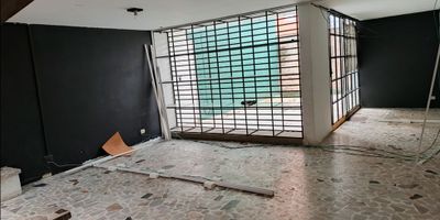 En LA FONTANA Soluciones Inmobiliarias tenemos disponible en arrendamiento casa comercial de dos niveles de 240M². Cuenta con: primer nivel: recepción, sala de espera, garaje, cocina sencilla, patio grande descubierto, un baño, dos salones grandes, segundo nivel: 2 alcobas con closet, vestier, un baño y sala grande con lavamanos.

Código inmo: 3327 Manizales, Caldas 
