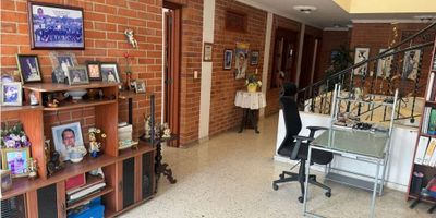 VENTA CASA PRADOS DEL LIMONAR. Casa de 2 plantas con terraza, cimientos y permiso para construcción de 5 pisos , 5 habitaciones, 3 baños, 1 habitación del servicio con baño , sala comedor amplia, gradas caracol en mármol, cocina integral , patio, garage eléctrico para 1 vehículo, balcón.Excelente ubicación, a una cuadra se encuentra el parque, iglesia, supermercados, tiendas, panadería, gimnasio,  Barrio prados del limonar , excelente lugar para vivir ,muy tranquilo el barrio son solo 4 manzanas. lOTE 160M2

 
