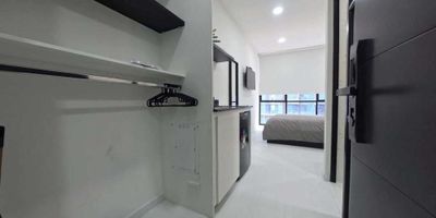 [ARR] ID HOUM: 155070

Entérate de todos los beneficios al arrendar con nosotros:
    • Asistencia e intermediación con el propietario
    • Firma tu contrato online
    • Arrienda sin burocracia, sin papeleos ni notarías

Departamento en arriendo, ubicado en el barrio Rincón del Chico, con una superficie construida de 18.00 m² y superficie total de 18.00  m². 

Sus principales características son:

    • Amoblado
    • 1 dormitorio
    • 1 baño
    • No Admite mascotas
    • Año de construcción: 2025
            
Además, el inmueble cuenta con las siguientes amenidades:

    • Vigilancia 24 hrs
    • Ascensor
    • Gimnasio
    • Zona de asadores

Si arriendas con nosotros, te brindamos asesoría personalizada durante todo el proceso.

Requisitos para arrendar con nosotros:

    • Arrienda sin codeudor*, fácil, rápido y seguro
    • Demuestra un ingreso mensual neto de al menos 2.5 veces el valor del arriendo (los ingresos mensuales se pueden complementar por las personas que vivirán en este inmueble)
    • Completa tu información básica y mándanos tus extractos bancarios o documentos que demuestren tus ingresos
    • No debes tener reportes negativos en centrales de crédito
        

IMPORTANTE:

    • Te invitamos a agendar una visita a esta propiedad
    • Si tienes alguna duda por favor puedes solicitar más información desde los portales como también contactarte directamente con nosotros
    
Más que una inmobiliaria, somos Houm.
*Aplican T&C