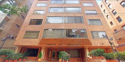 En venta apartamento en Chico norte, con un área de ciento catorce metros cuadrados, tres habitaciones, dos baños, sala comedor con chimenea, cocina integral, cuarto de servicio con baño y  zona de lavandería, es ideal para vivir o invertir por su excelente ubicación, con dos parqueaderos lineales y un amplio depósito. A pocas cuadras del Parque de la noventa y tres.