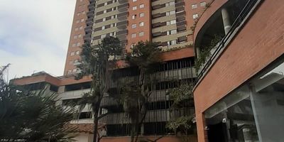 Apartamento en Unidad Cerrada con excelentes zonas sociales y espacios de entretenimiento; ideal para inversionista arrendado actualmente. Esta ubicado en el piso 8, cuenta con salon comedor, cocina intregal con barra americada, balcon con agradable vista, zona de ropas, alcoba principal con vestier y bano privado ademas de balcon, 2 alcobas con closet, 1 bano social completo, parqueadero cubierto sencillo y cuarto util. Acceso a variedad de rutas de transporte contiguo al Centro Comercial Puerta del Norte. 