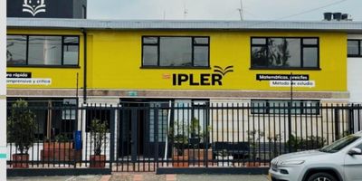 Casa en unidad cerrada compuesta por 1  propiedad en el sector de Teusaquillo barrio la soledad , cuenta con zonas bien
distribuidas compuesta de espacios independientes y compartidos que generan un ambiente
acogedor, ideal para un grupo familiar o empresa  Su ubicacion te permite disfrutar de un entorno tranquilo con
facil acceso a transporte publico, colegio maria santa soledad , universidad nacional , centro comercial Santafe, parroquia nuestra senora de la soledad , clinica la paz 
supermercado olimpica , gimnasio smart fit , restaurante, entidad bancaria, facil acceso a vias principales calle 26 av. el dorado 