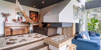 Tenemos el gusto de presentarles una casa única; para quienes aman el diseño y la personalidad. Sus espacios asimétricos y diseño moderno con lenguaje industrial son de impacto visual. Ventanería termoacústica instalada en toda la casa; lo cual la hace cálida y silenciosa, amplia y moderna cocina que puede ser abierta o cerrada por su gran puerta corrediza en madera, que genera dos espacios diferentes según la necesidad o el ánimo del momento. Family room en frente de la cocina para no perderse esos momentos en familia o con amigos, sala con vista al jardín; toda la casa se integra con la zona verde de forma armoniosa generando una sensación de paz inigualable; como si el jardín estuviera adentro. Espaciosa alcoba principal con zona de estar donde entra el sol, ideal para leer o tomar un café en las mañanas, dos granes alcobas adicionales, cuarto y baño de servicio, terraza con BBQ, depósito... nos quedamos cortos para describir esta preciosa propiedad, es mejor cono...