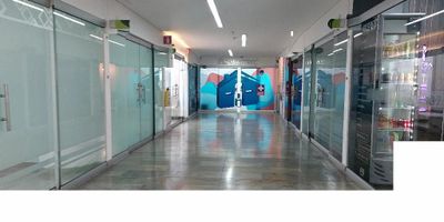 Local comercial para arriendo LOCALIZADO en terraccina plaza, con vias de acceso por la transversal intermedia, con la loma del chocho.conExcelente vitrina.
