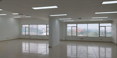 Oficina ubicada en el centro comercial en la zona de poblado, un sector residencial, comercial, y de servicios cerca Esta la av las vegas, cerca a estacion de gasolina, tiendas D1, zonas de comidas, licores, mini mercados como mercados del rio , cajeros automaticos, entidad bancarias. Sector estrategico es transitado por un alto flujo peatonal y vehicular. El inmueble cuenta con una excelente distribucion de los espacios, buena iluminacion y ventilacion, ideal para el crecimiento de la empresa
