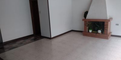 Oficina ubicada en una casa , en la zona de pasadena, un sector residencial,  comercial y de servicios cerca a transporte publico transmilenio, colegio moderno john dewey, universidad nacional sede pasadena, centro comercial bulevar de niza,  parroquia santo domingo sabio, hospital centro pediatrico salud coop,supermercado olimpica, gimnasio smart fit, restaurante gratin burger pasadena  entidad bancaria bancolombia, davivienda, banco bogota, facil acceso a vias  principales como la autopista norte, av suba,  Este sector estrategico es transitado por un alto flujo peatonal y vehicular. El inmueble  cuenta con una excelente distribucion de los espacios, buena iluminacion y ventilacion, ideal para el comercio y empresas de ingenieria y telecomunicaciones.