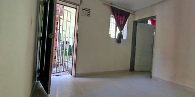 Apartamento para arrendar en el sector de la Tablaza, dos alcobas, patio, cocina sencilla, sala y un bano. Cerca a la iglesia de la Tablaza, supermercados, tiendas, panaderias, farmacias. Excelentes rutas de transporte.