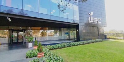 Oficina ubicada en un edificio,en la zona de av. el dorado  un sector 
comercial, de servicios cerca a transporte publico, colegio el arte del saber , universidad salesiana, centro comercial dorado plaza , parroquia san Humberto  hurtado ,
clinica Boston medical , supermercado olimpica , gimnasio Smart fit , restaurante, entidad bancaria, facil acceso a vias
principales av. el dorado av. ciudad de Cali . Este sector estrategico es transitado por un alto flujo peatonal y vehicular. El inmueble
cuenta con una excelente distribucion de los espacios, buena iluminacion y ventilacion, ideal para el
crecimiento de la empresa.