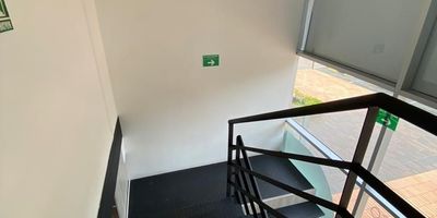 La oficina cuenta con una excelente distribucion de los espacios, buena iluminacion y ventilacion, ideal para el crecimiento de su empresa.