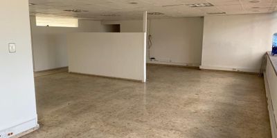 EXCELENTE OFICINA, en el edificio de CAVIPETROL, con vista sobre la ciudad por ser piso completo, 3 banos uno interno y dos externos, cocineta. Ubicada en piso 5to, sobre la carrera 13, cerca de Ecopetrol, RCN radio, a 2 cuadras de Transmilenio. Zona muy comercial y empresarial. Iluminacion y cableado optimo para puestos de trabajo. Edificio con Porteria, dos ascensores.