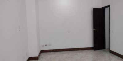 local bien distribuido, acogedor, con buenos acabados, especialmente disenado para el comercio. Ubicado en el sector de la castellana en el centro comercial iserra 100. Cerca de el podras encontrar, transporte publico como transmilenio estacion suba calle 100 en la av suba y av calle 100 en autopista norte, colegio gimnasio la castellana, universidad corporacion CRES, centro comercia  bulevar niza, parroquia santa maria goretti, clinica somnomedica, supermercado olimpica, gimnasio smart fit, restaurante alitas colombianas, entidad bancaria davivienda, bancolombia,facil acceso a vias principales.