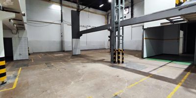 Bodega ubicada  en la zona de puente Aranda, un sector
comercial,cerca a transporte publico, colegio Jose Joaquin , universidad politecnico gran colombiano , centro comercial plaza central , parroquia,
 hospital del sur , supermercado olimpica , gimnasio Smart fit , restaurante, entidad bancaria, facil acceso a vias
principales calle 13 av. las americas  Este sector estrategico es transitado por un alto flujo peatonal y vehicular. El inmueble
cuenta con una excelente distribucion de los espacios, buena iluminacion y ventilacion, ideal para el
crecimiento de la empresa.