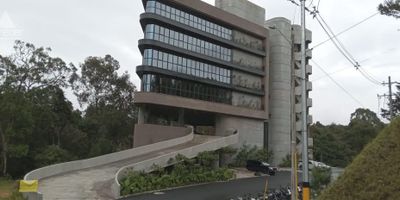 Oficina en arriendo para estrenar en el sector de las Palmas, la oficina se encuentra en el piso 5, en ella podras disfrutar de espacios comodos, amplios y luminosos, cuenta con cocineta, cuarto para archivo, 4 parqueaderos cubiertos, y 1 cuarto util, la oficina se encuentra cerca a la via las palmas, centro comercial viva las palmas y transporte publico