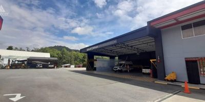 Se arrienda bodega en la via Llanogrande, ideal para serviteca de vehiculos o compraventa automotriz. Excelente punto para tu marca! Ubicada a bordo de via.

Especificaciones tecnicas:

180 metro cuadrados
10 metros de altura
1 oficina
1 bano
servicios publicos

Valor arriendo: $ 5 millones de pesos mas IVA.

