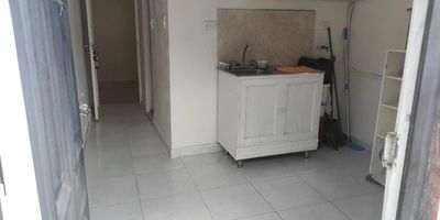 oficina bien distribuida en un sector comercial y administrativo, con buenos acabados, especialmente disenado para el comercio  en el sector de cedritos . Cerca de el podras encontrar transporte publico, colegio toberin , universidad del bosque sede norte,centro comercial cedritos , parroquia san tarsicio , clinica cedritos , supermercado olimpica , gimnasio smart fit , restaurante corall, entidad bancaria davivienda y bancolombia, facil acceso a vias principales calle 153 y av carrera 15 y av 19.