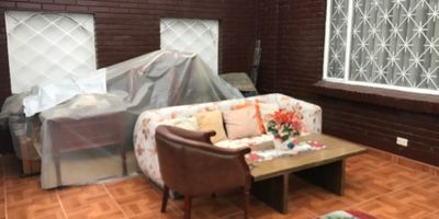 Esta casa cuenta con amplios espacios abiertos que invitan a compartir, es ideal para familias grandes, que deseen tener comodidad y diversidad en el hogar. Se encuentra ubicada en la zona de Modelia, cuenta con un espacio amplio para 6 carros, en el primer nivel cuenta con sala comedor, estudio, bano social, deposito, patio amplio, cocina integral, comedor auxiliar, alcoba del servicio, bano servicio, en el segundo nivel 3 alcobas, bano alcobas y bano alcoba principal,   con facilidad de acceso a transporte publico.