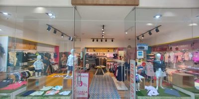 Local para arriendo en el sector de Robledo en centro comercial, el local se encuentra en el primer piso, cuenta con espacios comodos, amplios y luminosos, cuenta con 1 bano y puerta vidriera perfecta para el crecimiento de tu empresa, el local se encuentra cerca a restaurantes, supermercados, entidades bancarias y vias principales, permitiendote estar cerca de todo lo que necesitas