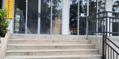 Local para arriendo en el sector del Trianon - Envigado, el local se encuentra en el primer piso, en el podras disfrutar de buenos espacios, iluminados, cuenta con 1 bano, red de gas, y doble altura, el local se encuentra cerca a la cancha del trianon, sector residencial y alto flujo peonatal, perfecto para el crecimiento de la empresa 
VALOR DE ARRIENDO + IVA