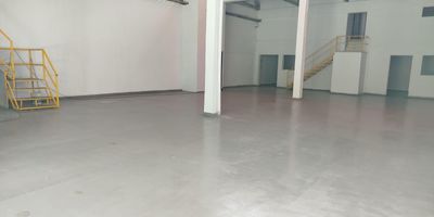 Bodega de 3 niveles para arriendo en el sector de Estadio, la bodega cuenta con espacios amplios y bien distribuidos, cuenta con energia trifasica, bano, terraza, vestier, recepcion, oficinas, y puerta camion, la bodega se encuentra cerca a transporte publico, entidades bancarias, restaurantes y vias principales.