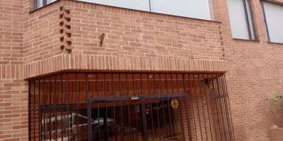 Apartamento ubicado en la zona Rosales , en unidad residencial completa con 2 torres de 8 pisos cada una con 2 apartamentos por piso. El apartamento se encuentra en el piso 6 En el podras disfrutar espacios comodos, amplios e iluminados. Cuenta con una excelente ubicacion, zona tranquila, cerros, facil acceso a vias principales circunvalar carrera 7. 