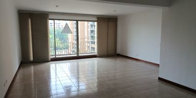 Espectacular apartamento en arriendo que te permite disfrutar una excelente vista en su piso 7, con iluminacion natural, y una excelente ventilacion. Esta situado en una zona tranquila y residencial de Envigado, con un area de 128m, esta propiedad cuenta con 3 habitaciones, 3 closets, 3 banos, estar, sala-comedor, cocina integral, habitacion de servicio con bano, zona de ropas, balcon,2 parqueadero cubierto, cuarto util. En unidad compuesta, de Gimnasio, Juegos Infantiles, Parqueadero de Visitantes, Piscina, Placa Polideportiva, Porteria: 24 horas, Salon Social. Localizada en el sector de la Frontera con vias de acceso adicional por la abadia, por la a avenida del Poblado, cercanias al Euro ,centro cemercial so paulo y mall la frontera, ( con servicio integrado al Metro).