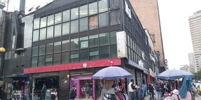 Local comercial ubicado en la zona principal del comercio del centro de la ciudad en san Victorino, cerca a Transmilenio, Sitp, supermercados, restaurantes, plazas de mercado, bancos, institutos de ensenanza, universidades, y comercio en general. Facil acceso de transporte por Avenida Caracas, Carrera 7, Carrera 10 , Calle 19,ubicacion estrategica con alto flujo vehicular y de personas.El inmueble cuenta con excelente distribucion de espacios, buena iluminacion. Opcion de ampliarse 250 m2 adicionales en tercer nivel.Canon $ 15.000.000 mas I.V.A.